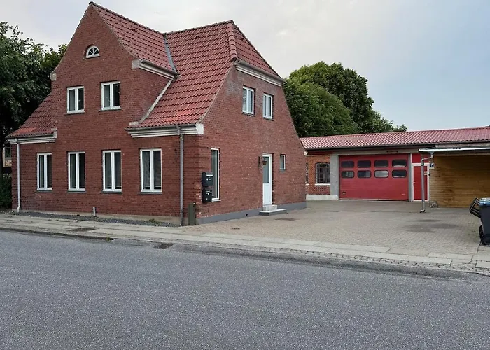 - Private Parking Villa Holsted