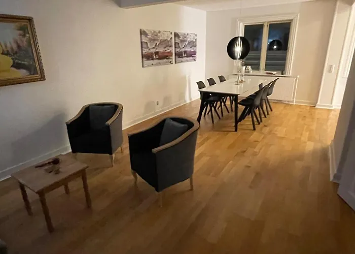 Villa - Private Parking Holsted